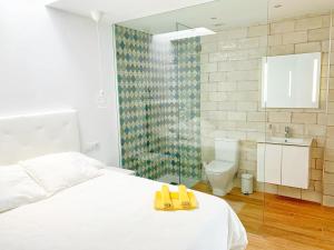 - une chambre avec un lit, un lavabo et des toilettes dans l'établissement Apartamento zahara, à Zahara de los Atunes