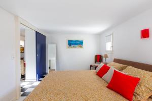 Postel nebo postele na pokoji v ubytování Maison Royan Foncillon-Chay classée PMR