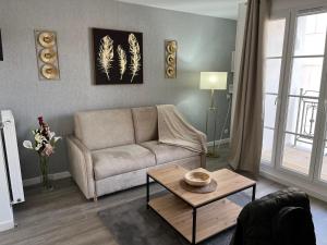 Atpūtas zona naktsmītnē Superbe appartement très confortable