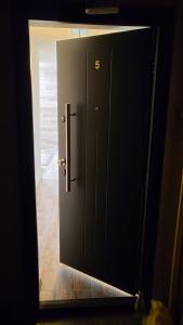 un reflejo de una puerta en un espejo en Safta Apartaments en Cîmpulung