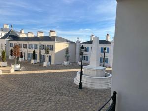 a large white building with a fountain in front of it at Superbe appartement très confortable in Serris