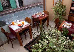 dos mesas y sillas con platos de comida. en Sultanahmet Suites, en Estambul