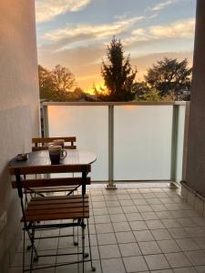 una mesa y sillas en un balcón con vistas a la puesta de sol en Civico 8 en Bollate