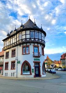 um edifício alto com uma torre de relógio em cima em TURM.blick em Goslar