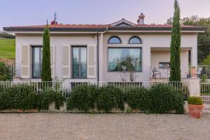 uma casa com árvores em frente em Villa Siveri - private swimming pool - air con em Figline Valdarno