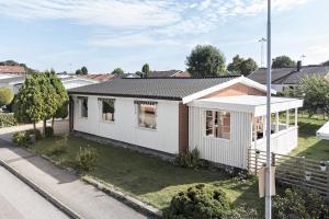 Härlig villa i Sävedalen 10 min till Göteborg في غوتنبرغ: منزل في ضواحي ميلبورن