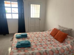 1 dormitorio con 1 cama con 2 toallas en Los Nogales Cinco Saltos en 