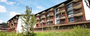 a large building with balconies on the side of it at Apartment Caroline - Gemütliche Ferienwohnung mit Pool, Sauna und Hochschwarzwaldcard in Schluchsee