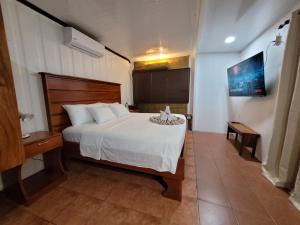 a bedroom with a large white bed in a room at Arenal Homes La Fortuna in Fortuna