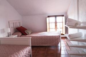 a small bedroom with two beds and a window at Vivienda Vacacional Tanganasoga in Frontera