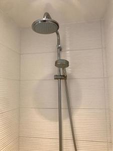 Kúpeľňa v ubytovaní Chez Isa, espace prive, 1ou 2 chambres, terrasse et jardin, entrée autonome, sdb et mini cuisine partagées entre les 2 chambres