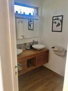 a bathroom with two sinks and a mirror at Chez Isa, espace prive, 1ou 2 chambres, terrasse et jardin, entrée autonome, sdb et mini cuisine partagées entre les 2 chambres in Ceyrat