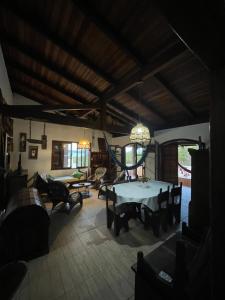 Casa Marrom في بومبينهاس: غرفة معيشة كبيرة مع طاولة وكراسي