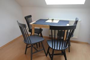 a table and four chairs in a room at Stylische Ferienwohnung mit Ausblick in Haslach