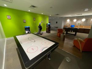 una habitación con una mesa de ping pong en el medio de una habitación en Newly Room in cozy hotel with Super location to the Parks, en Kissimmee