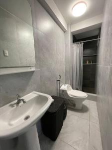 y baño con lavabo y aseo. en Suite para pareja full amoblada con netflix internet sin agua caliente, en Guayaquil