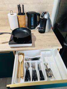 un cajón lleno de utensilios sobre una mesa en 1-bedroom loft in Siena Tirgus, en Riga