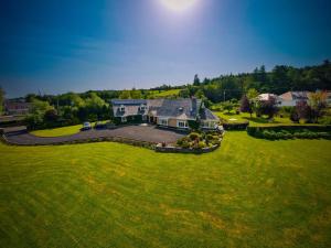 eine Luftansicht eines Hauses auf einem großen grünen Feld in der Unterkunft Park Lodge Bed and Breakfast in Abbeyfeale