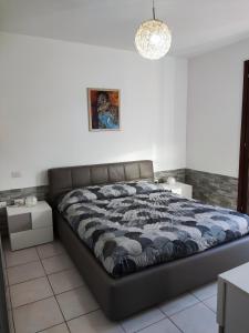 sypialnia z dużym łóżkiem w pokoju w obiekcie Vico Stazione Apartment w mieście Uta