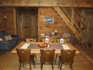 uma sala de jantar com uma mesa de madeira e cadeiras em Gässlihof em Gstaad