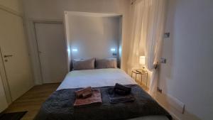 a bedroom with a bed with two brown towels on it at Maso kreuzberg- Monolocale 3- vista montagne in Trento
