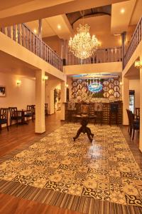 a large lobby with a chandelier and a large rug at Hotel Dordéan Casona Boutique in Chachapoyas