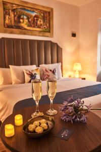 ein Hotelzimmer mit einem Tisch und 2 Gläsern Champagner in der Unterkunft Hotel Dordéan Casona Boutique in Chachapoyas