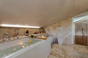 uma casa de banho com banheira num quarto em Villa Siveri - private swimming pool - air con em Figline Valdarno