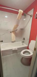 ein Badezimmer mit einem WC, einem Waschbecken und einer Badewanne in der Unterkunft Morning Star Inn in Anson