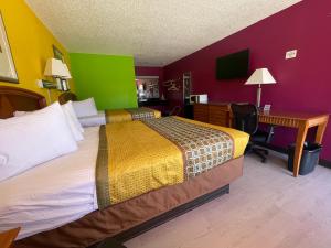 Pokój hotelowy z dużym łóżkiem i biurkiem w obiekcie Morning Star Inn w mieście Anson