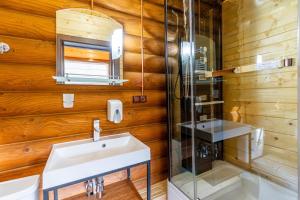 Koupelna v ubytování Arnika Hotel + 37 fotografií