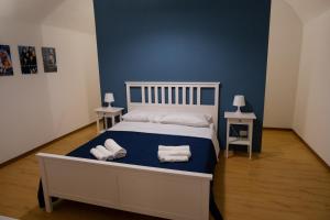 ein Schlafzimmer mit einem Bett mit Handtüchern darauf in der Unterkunft 90's House in Neapel