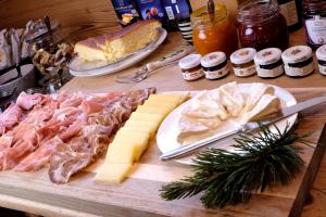 stół z serem, mięsem i innymi produktami spożywczymi w obiekcie Fior Tamion w mieście Vigo di Fassa +32 zdjęcia