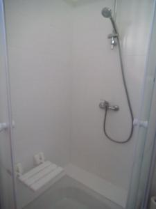 La salle de bains est pourvue d'une douche et de toilettes. dans l'établissement Au Bougainvillier, à Perpignan