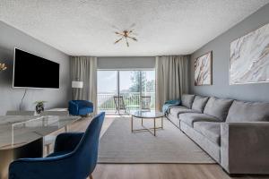 uma sala de estar com um sofá e uma mesa em Oceanfront Beach House, Satellite Beach em Satellite Beach