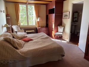 una camera da letto con un letto grande e una finestra di Le Pré aux Moines a Fontcouverte Altre 14 foto