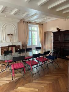 una sala da pranzo con tavolo e sedie di Le Pré aux Moines a Fontcouverte