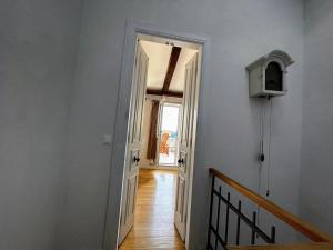 um corredor com uma escada e uma porta para um quarto em Beautifully Restored 400-year Old House with Stunning Sea Views from the Terrace em Dubrovnik