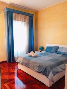 sypialnia z łóżkiem i dużym oknem w obiekcie Alle Terme w mieście Misterbianco