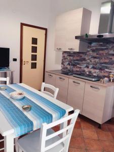 une cuisine avec une table avec un chiffon bleu et blanc dans l'établissement Alle Terme, à Misterbianco
