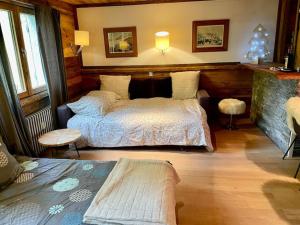 ein Schlafzimmer mit einem Bett in einem Zimmer in der Unterkunft Logement à Megève avec Jardin in Megève