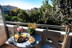 uma mesa com dois pratos de comida numa varanda em Central 3 em Comotini