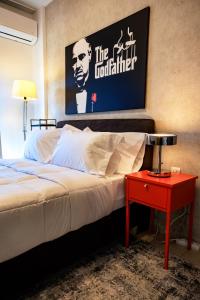 een slaapkamer met een bed en een rode tafel bij Central 3 in Komotini