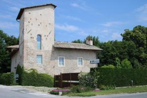 ein Gebäude mit einem Turm an der Seite einer Straße in der Unterkunft Casa Torre Allera in Cuneo