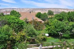 een uitzicht op een tuin met bomen en een huis bij Wild West Retreat in Escalante