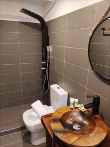 y baño con lavabo de madera y aseo. en Plaza Guest House με Tζάκι, en Arachova