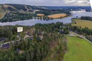 an aerial view of a lake and a house at Lomahuvila Himoksen Pistaasi in Jämsä