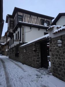 una calle cubierta de nieve con un edificio en Angora House Hotel, en Ankara