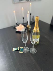 a bottle of champagne and two wine glasses on a table at Im Herzen von Esens , nah an der Küste in Esens +17 photos