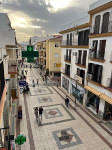 un grupo de personas caminando por una calle de la ciudad en Apartamento 128 Espinel 2, en Ronda